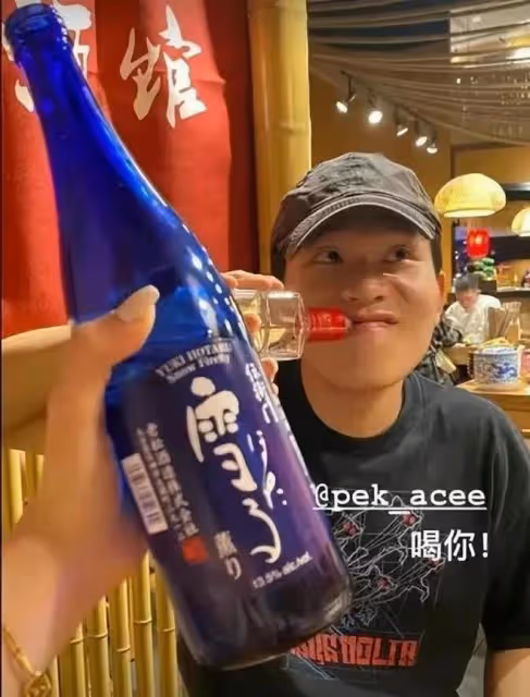 陳坤兒子曬與奶奶合影,五官輪廓越來越像父親,曾被懷疑是抱養的