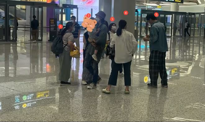 向佐兒子首曝真容,長相混血神似郭碧婷,郭碧婷穿搭和排場引爭議