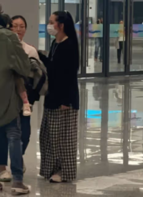 向佐兒子首曝真容,長相混血神似郭碧婷,郭碧婷穿搭和排場引爭議