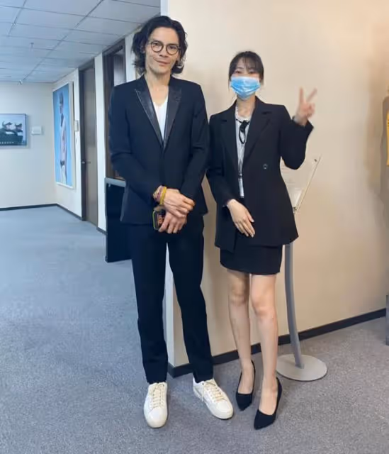 向佐兒子首曝真容,長相混血神似郭碧婷,郭碧婷穿搭和排場引爭議