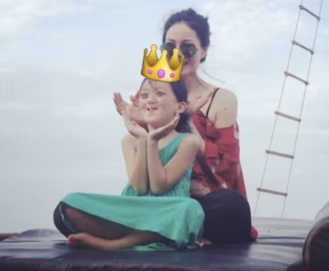 王菲小女兒17歲生日,李嫣留學國外近照曝光,看不出唇齶裂好漂亮