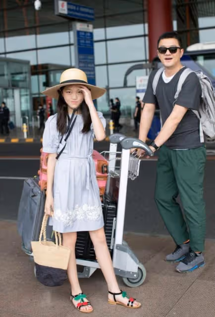 王菲小女兒17歲生日,李嫣留學國外近照曝光,看不出唇齶裂好漂亮