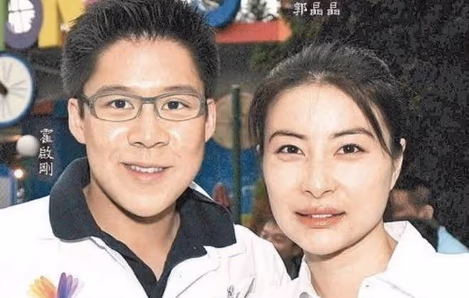華人司機國外接待霍啟剛夫婦,晶晶帽子戴腳踝,合影讓司機站C位