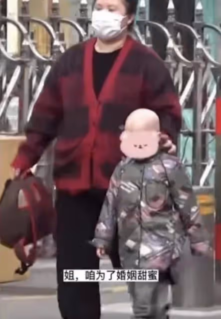再破婚變傳言!沈騰一家三口聚餐,兒子模樣可愛,老婆比沈騰魁梧