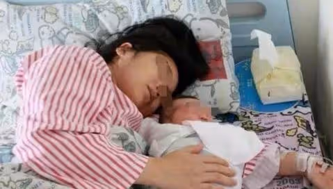 小三懷孕上門攤牌！老婆竟同意「兩女侍一夫」　還笑著伺候她直到孩子出生「某天她一把抱起孩子」使出最強報復…