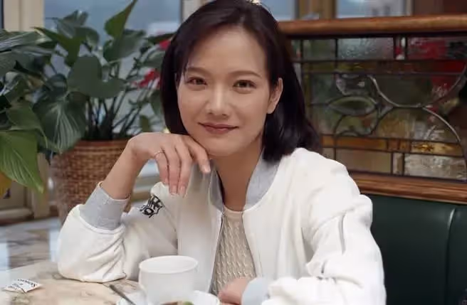 消失17年,八點檔女星嫁美國45歲產下雙胞胎,甜曬三男人背影,頂金髮身材辣到爆