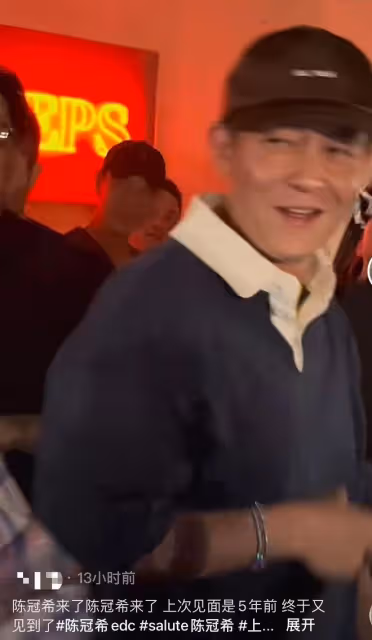 陳冠希現身上海酒吧!興奮喝酒蹦迪渾身汗如雨下,周圍美女狂尖叫