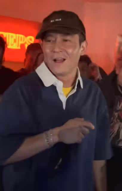 陳冠希現身上海酒吧!興奮喝酒蹦迪渾身汗如雨下,周圍美女狂尖叫