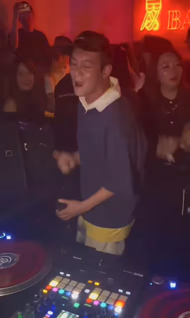 陳冠希現身上海酒吧!興奮喝酒蹦迪渾身汗如雨下,周圍美女狂尖叫