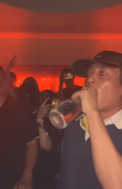 陳冠希現身上海酒吧!興奮喝酒蹦迪渾身汗如雨下,周圍美女狂尖叫