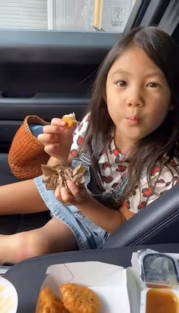 陳冠希現身上海酒吧!興奮喝酒蹦迪渾身汗如雨下,周圍美女狂尖叫