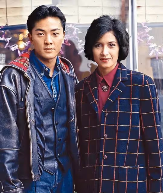 鄭伊健攜老婆現身日本街頭,樸素似路人,蒙嘉慧做房地產身寬體胖