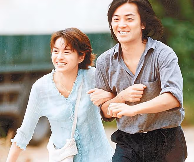 鄭伊健攜老婆現身日本街頭,樸素似路人,蒙嘉慧做房地產身寬體胖