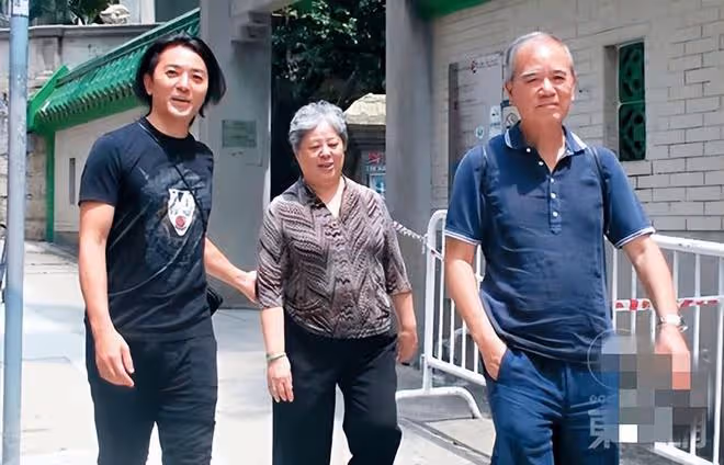 鄭伊健攜老婆現身日本街頭，樸素似路人，蒙嘉慧做房地產身寬體胖