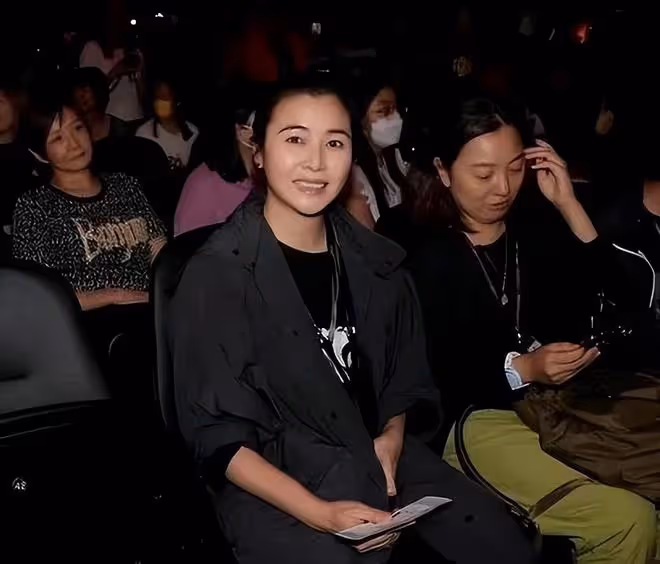 鄭伊健攜老婆現身日本街頭，樸素似路人，蒙嘉慧做房地產身寬體胖