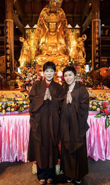 呂良偉富豪老婆穿僧袍現身寺廟!雙手合十顯虔誠,兒子敦厚比爸壯