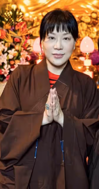 呂良偉富豪老婆穿僧袍現身寺廟!雙手合十顯虔誠,兒子敦厚比爸壯