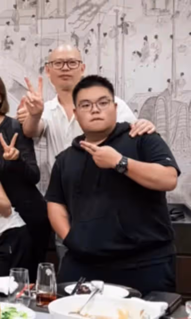呂良偉富豪老婆穿僧袍現身寺廟!雙手合十顯虔誠,兒子敦厚比爸壯