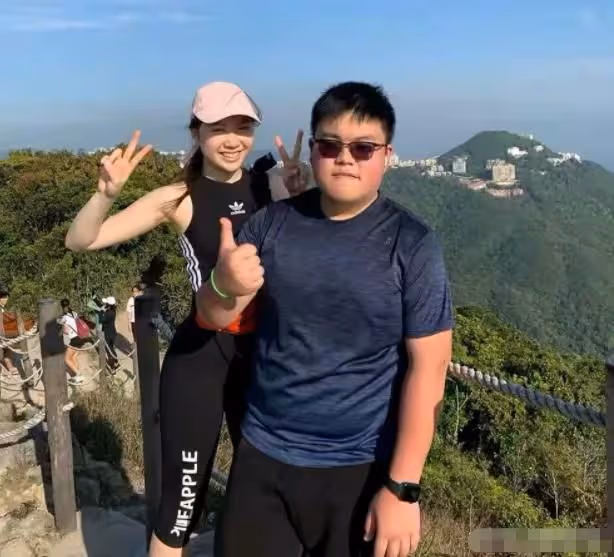 呂良偉富豪老婆穿僧袍現身寺廟!雙手合十顯虔誠,兒子敦厚比爸壯