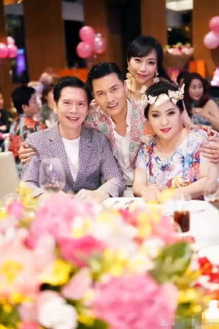 呂良偉富豪老婆穿僧袍現身寺廟!雙手合十顯虔誠,兒子敦厚比爸壯