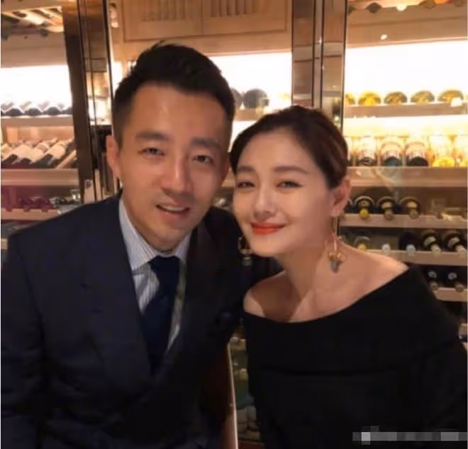 汪小菲精神引擔憂!直播中情緒失控狂罵髒話,大S剛被扒婚內出軌