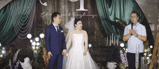央視白岩松現身婚禮當證婚人,緊皺眉頭川字紋深,禿頭憔悴好蒼老