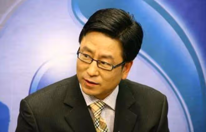 央視白岩松現身婚禮當證婚人,緊皺眉頭川字紋深,禿頭憔悴好蒼老