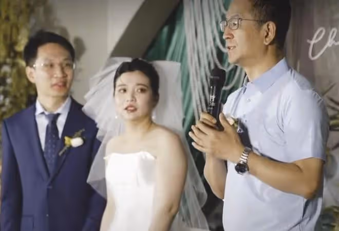央視白岩松現身婚禮當證婚人,緊皺眉頭川字紋深,禿頭憔悴好蒼老