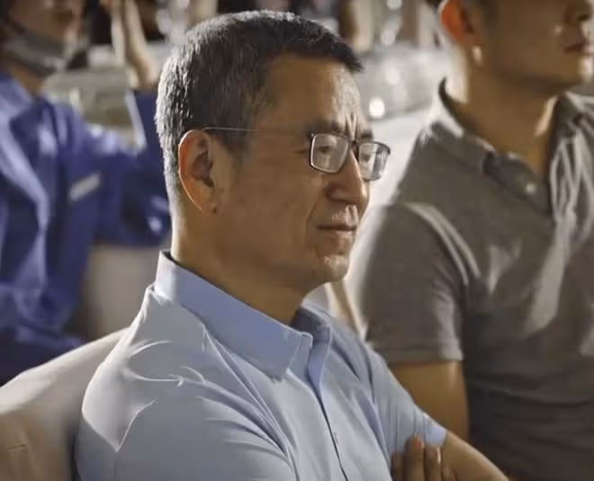 央視白岩松現身婚禮當證婚人,緊皺眉頭川字紋深,禿頭憔悴好蒼老