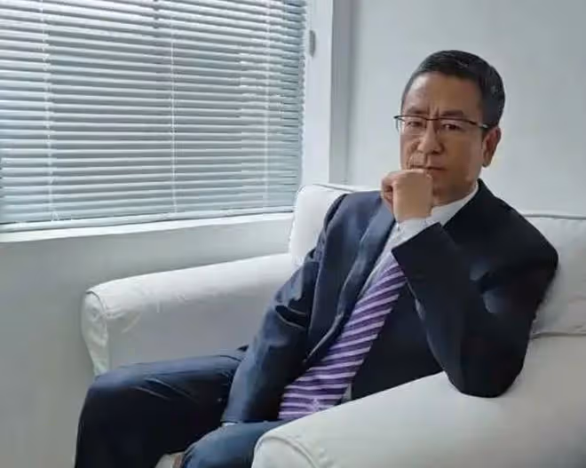 央視白岩松現身婚禮當證婚人,緊皺眉頭川字紋深,禿頭憔悴好蒼老