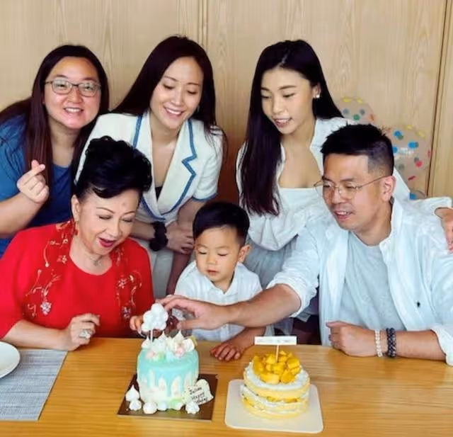 三代同堂!資深港星為2歲孫子慶生,獨自帶大兒女更贈豪宅娶兒媳