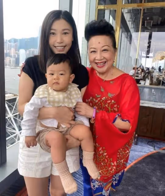 三代同堂!資深港星為2歲孫子慶生,獨自帶大兒女更贈豪宅娶兒媳