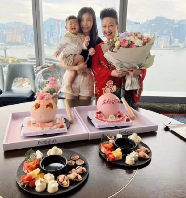 三代同堂!資深港星為2歲孫子慶生,獨自帶大兒女更贈豪宅娶兒媳