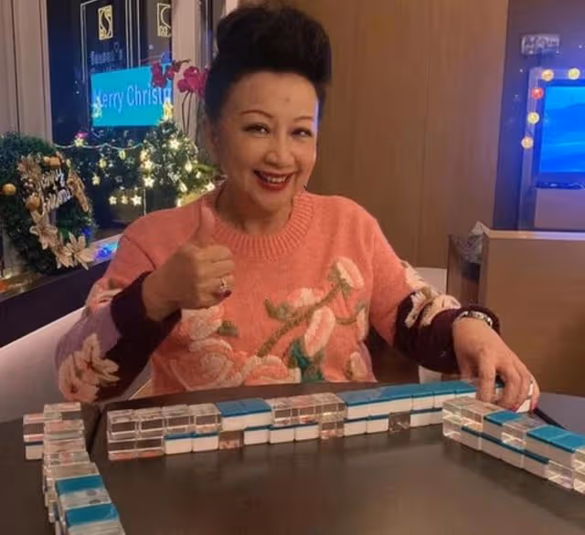 三代同堂!資深港星為2歲孫子慶生,獨自帶大兒女更贈豪宅娶兒媳