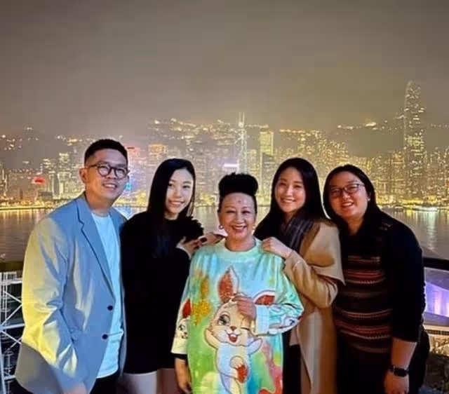 三代同堂!資深港星為2歲孫子慶生,獨自帶大兒女更贈豪宅娶兒媳
