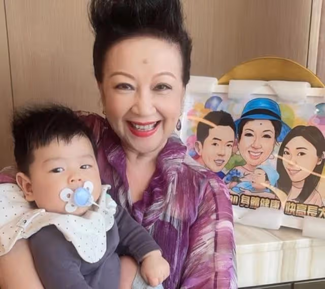 三代同堂!資深港星為2歲孫子慶生,獨自帶大兒女更贈豪宅娶兒媳