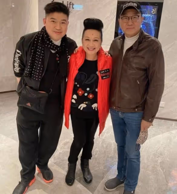 三代同堂!資深港星為2歲孫子慶生,獨自帶大兒女更贈豪宅娶兒媳