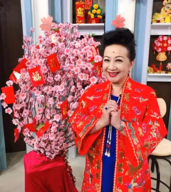 三代同堂!資深港星為2歲孫子慶生,獨自帶大兒女更贈豪宅娶兒媳
