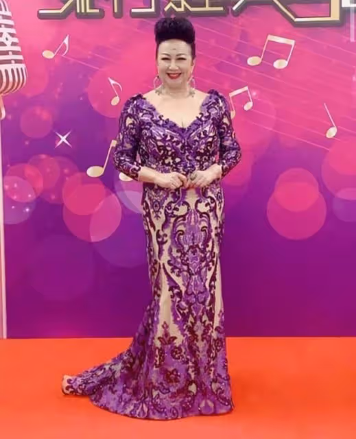 三代同堂!資深港星為2歲孫子慶生,獨自帶大兒女更贈豪宅娶兒媳