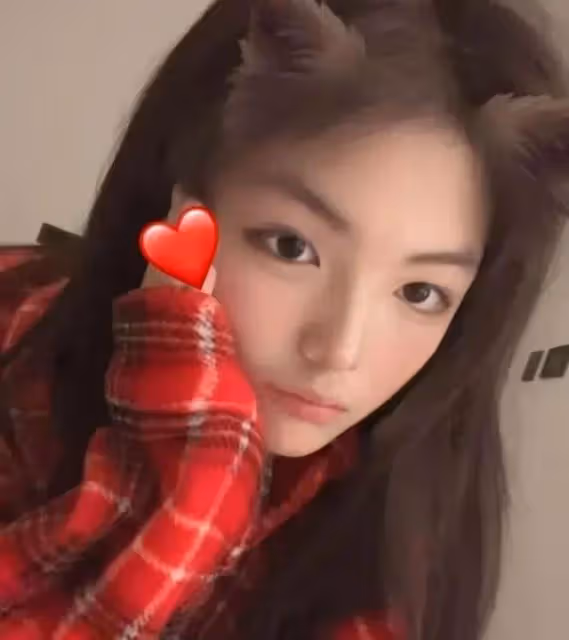 13歲王詩齡曬英國留學生活,滿屏豪宅豪車名牌包,一條項鍊近4萬