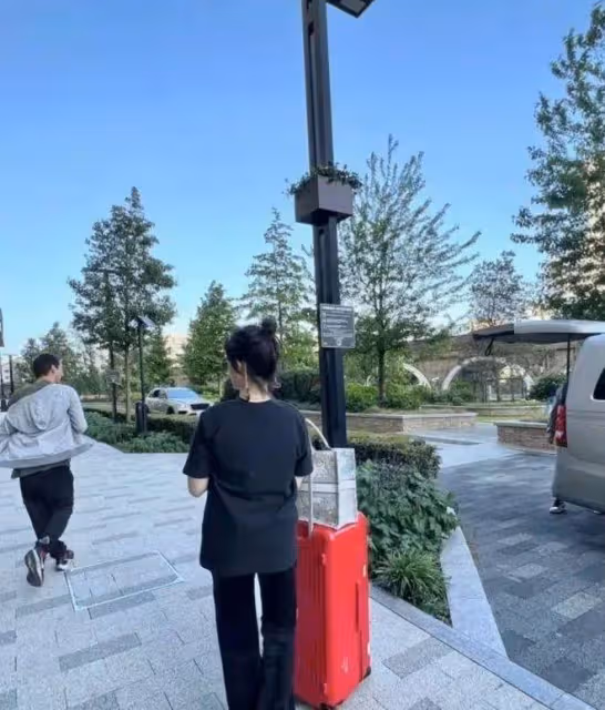 13歲王詩齡曬英國留學生活,滿屏豪宅豪車名牌包,一條項鍊近4萬
