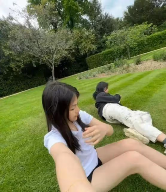 13歲王詩齡曬英國留學生活,滿屏豪宅豪車名牌包,一條項鍊近4萬