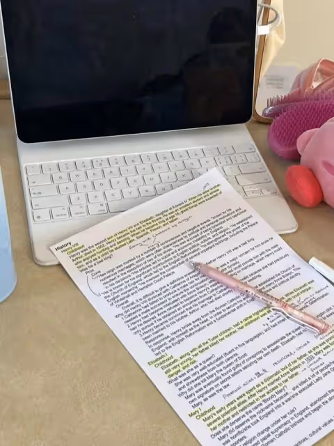 13歲王詩齡曬英國留學生活,滿屏豪宅豪車名牌包,一條項鍊近4萬