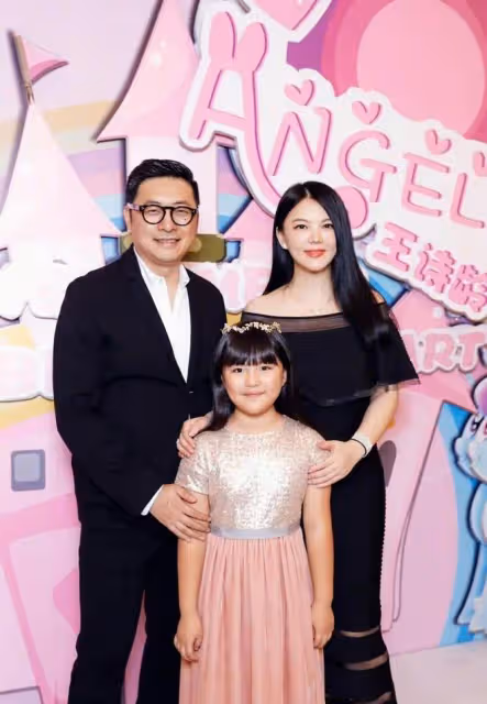 13歲王詩齡曬英國留學生活,滿屏豪宅豪車名牌包,一條項鍊近4萬