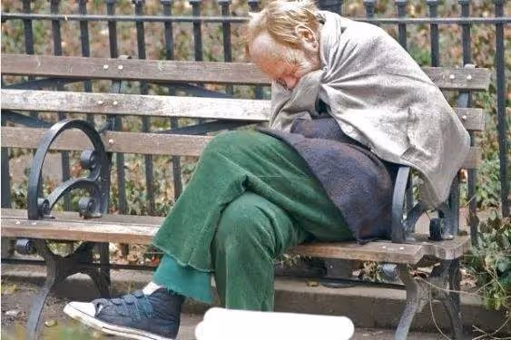 逃到美國當乞丐睡大街32年的上海男人,回國跟妻女搶房子理直氣壯