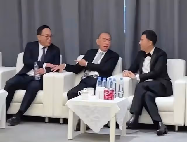 北京這一夜,華表獎的後台曝光了章子怡的人品,難怪地位一直很穩