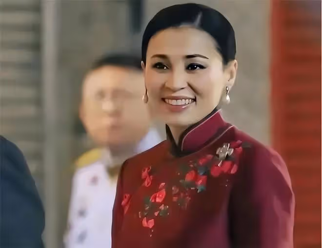從貼身保鏢變成泰國的王后,沒有子嗣才是蘇提達最大的問題