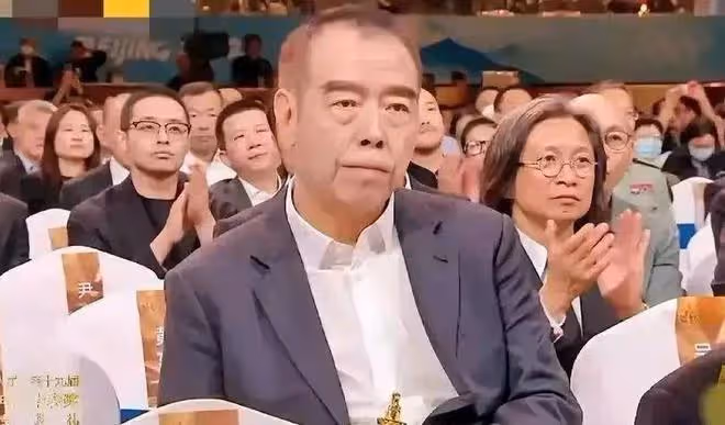 北京這一夜,不尊重張譯台上發言的陳凱歌,不再被網友容忍了
