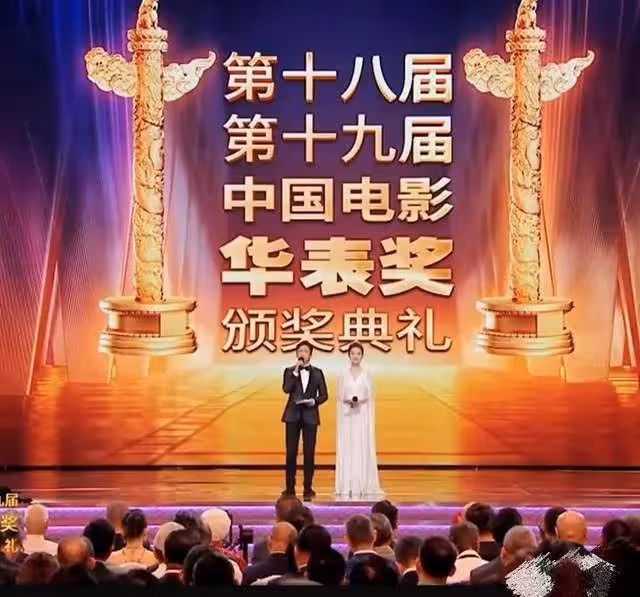 華表獎的這一夜,把電影圈咖位玩明白了,王寶強竟跟王一博一排