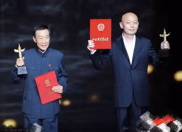 華表獎的這一夜,把電影圈咖位玩明白了,王寶強竟跟王一博一排